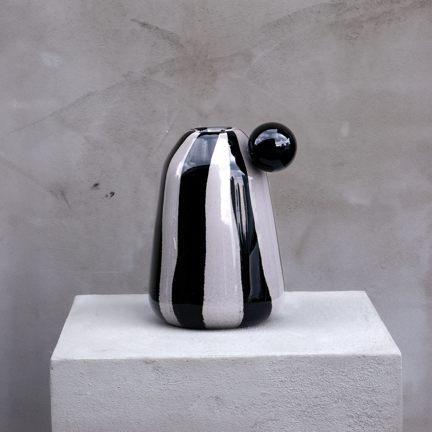 Bold Hydria Vase in Black - Egemen